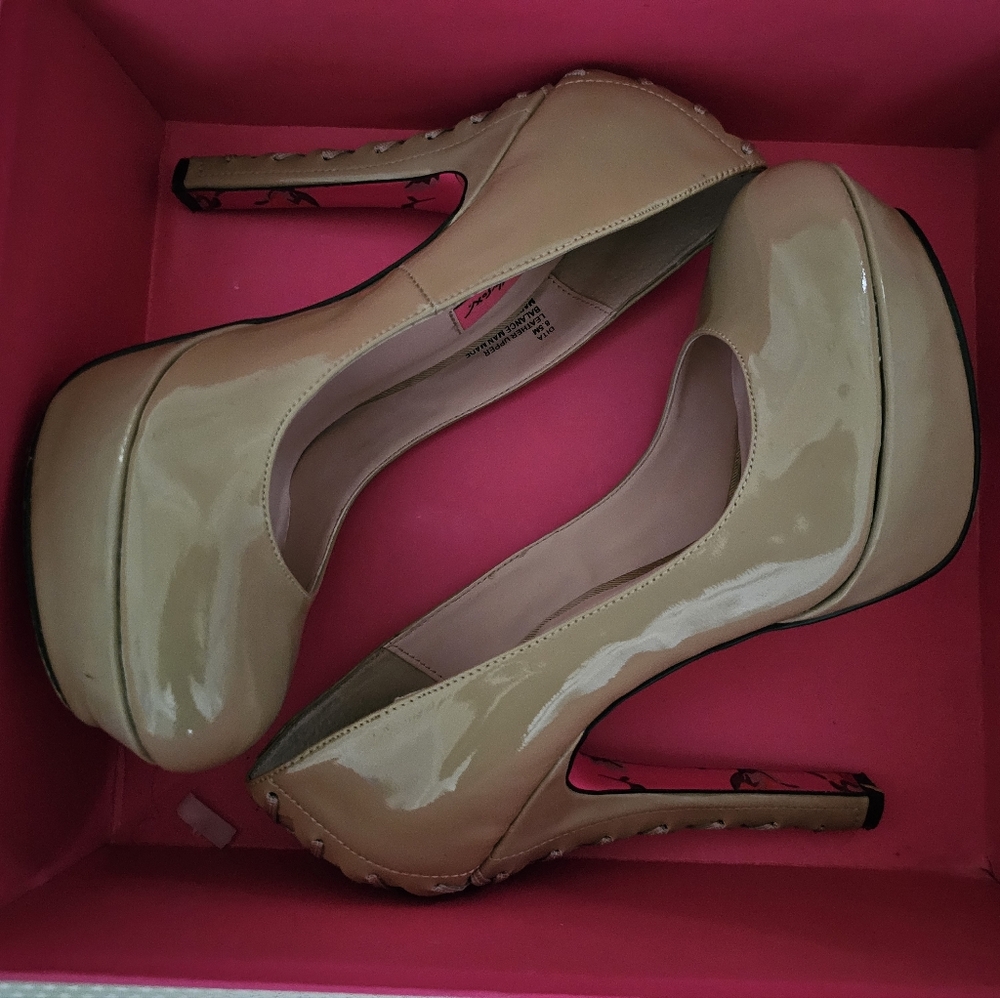 EUC Betsey Johnson Beige Patent Heels 8.5